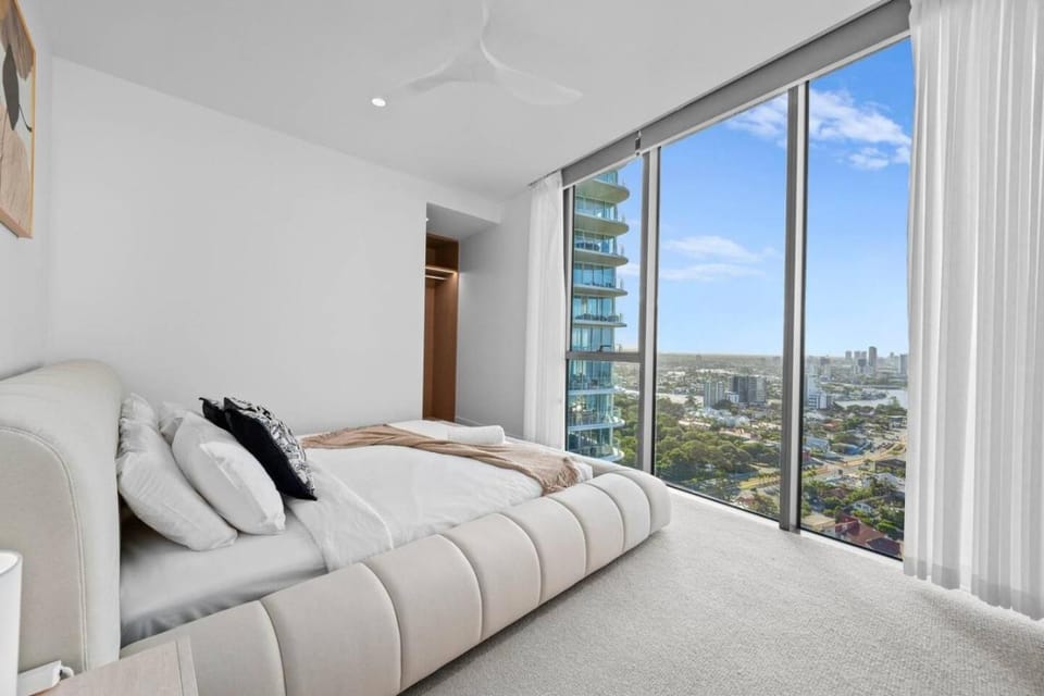 Signature Oceanview Residence 2 Car Spaces Apartment in Gold Coast