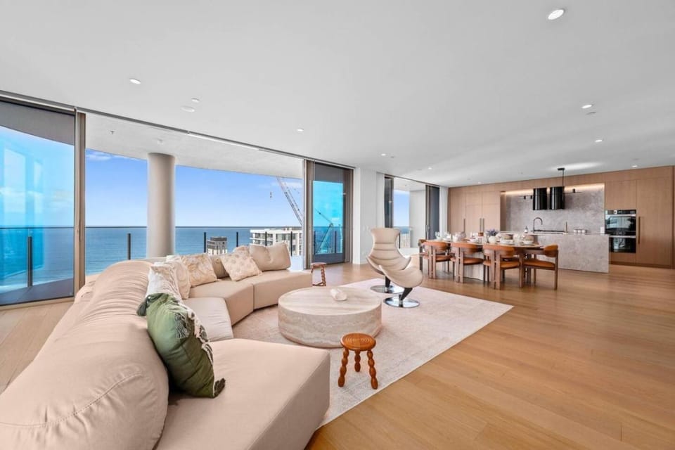 Signature Oceanview Residence 2 Car Spaces Apartment in Gold Coast