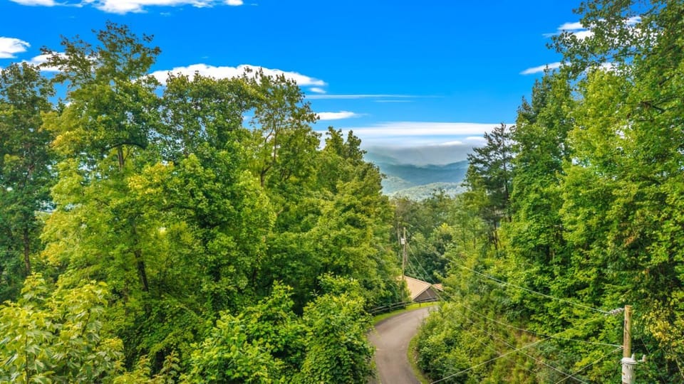 Ember Hollow - Hot Tub - Near Gatlinburg - Pets House in Gatlinburg