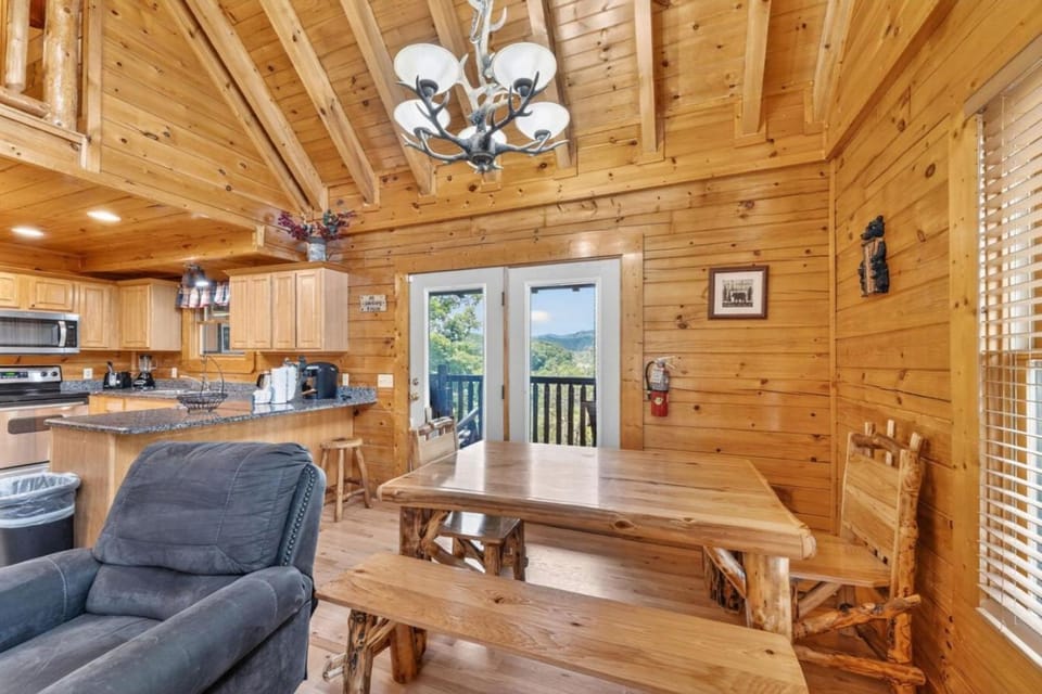 Smokies Luxe View Hot Tub Fireplaces Games MORE House in Pigeon Forge