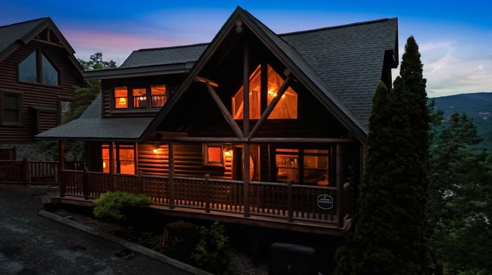 Smokies Luxe View Hot Tub Fireplaces Games MORE House in Pigeon Forge