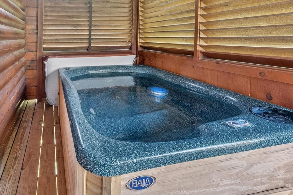 Smokies Luxe View Hot Tub Fireplaces Games MORE House in Pigeon Forge