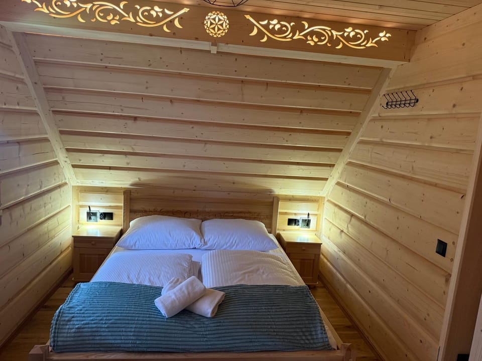 Bed, Photo of the whole room, Bedroom, towels