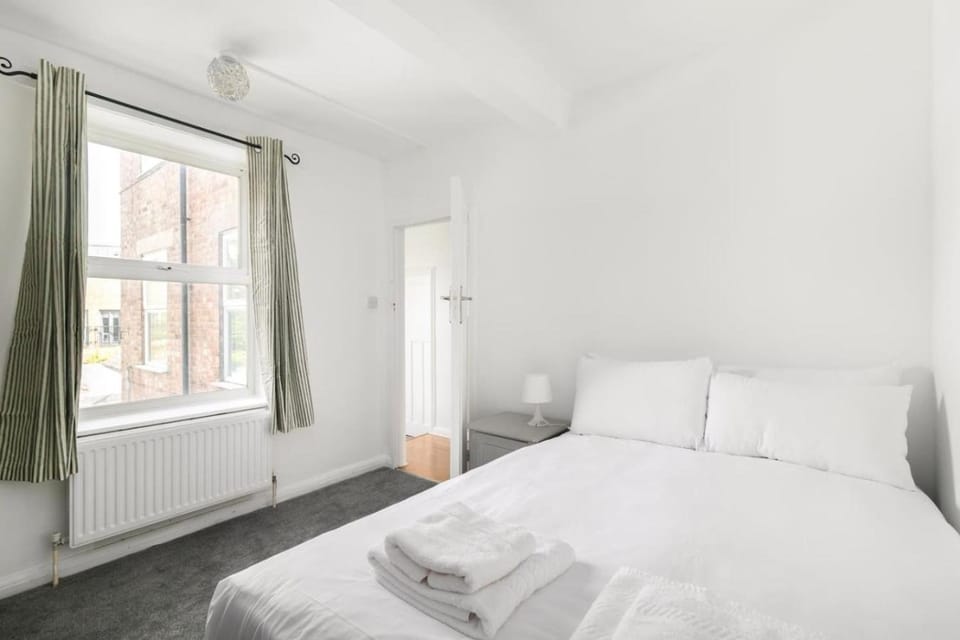 Charming 2-Bed Home near Oval Cricket Ground Apartment in London Borough of Southwark