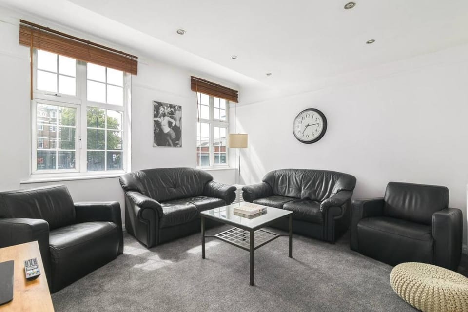 Charming 2-Bed Home near Oval Cricket Ground Apartment in London Borough of Southwark
