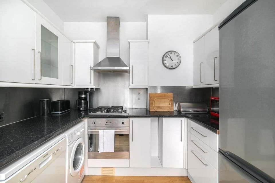 Charming 2-Bed Home near Oval Cricket Ground Apartment in London Borough of Southwark