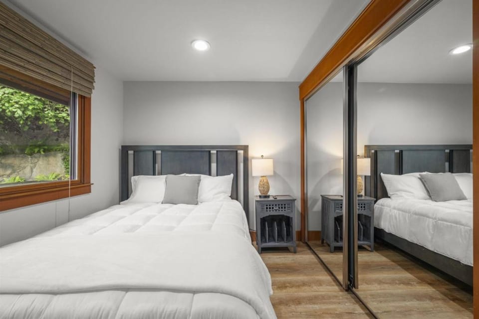 2BR 2BA The Pine Apple Suite House in Lake Sammamish