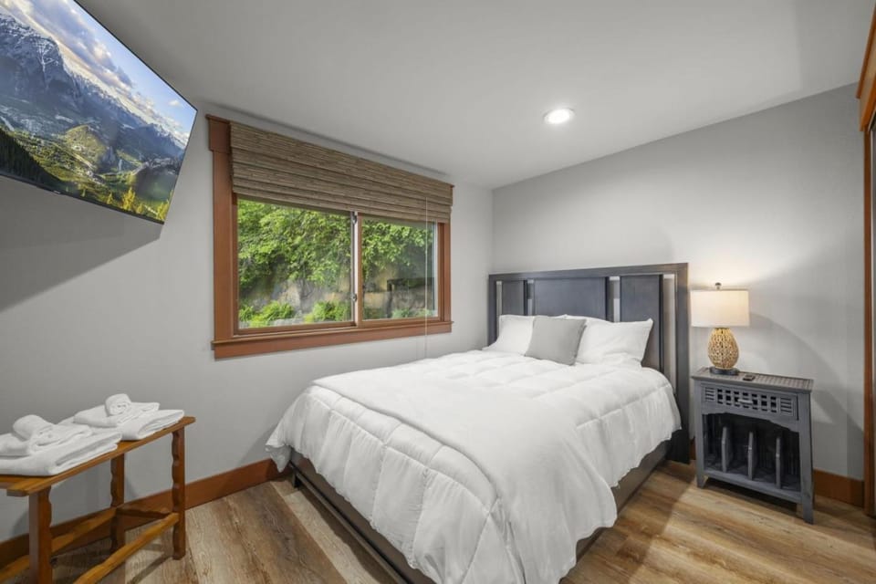 2BR 2BA The Pine Apple Suite House in Lake Sammamish