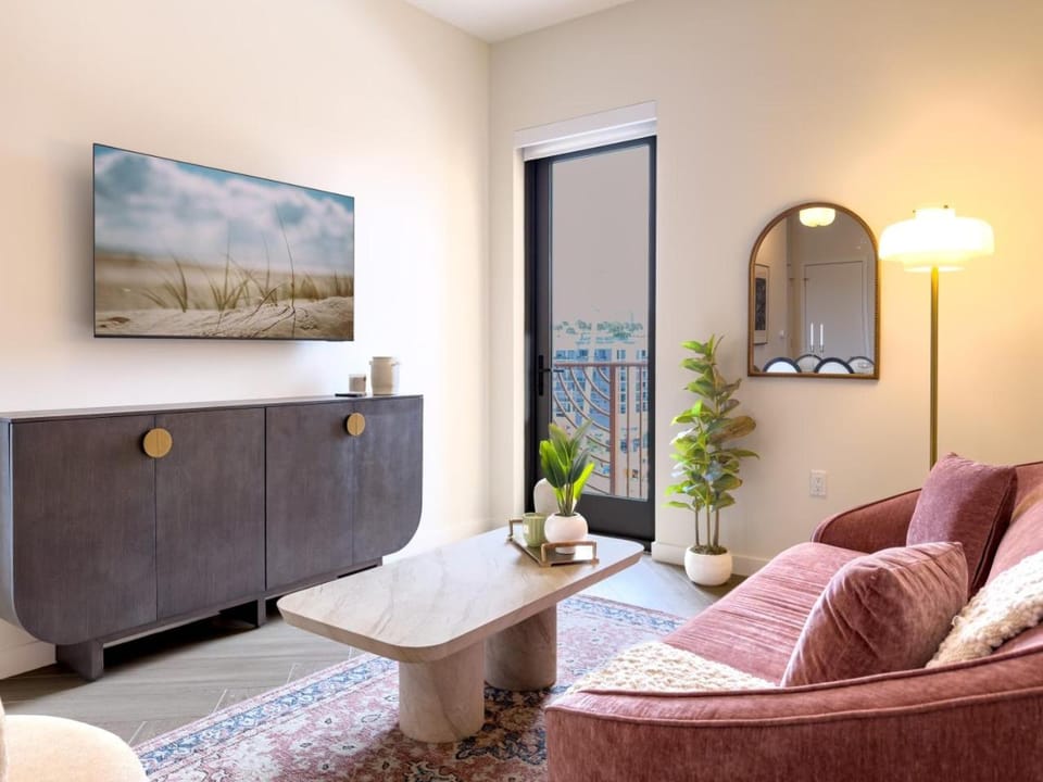 Top Floor 1BR Wynwood Stay with Rooftop Pool N811 House in Miami