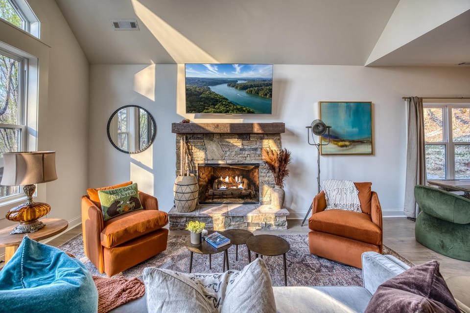 TV and multimedia, Living room, Decorative detail, Seating area, fireplace