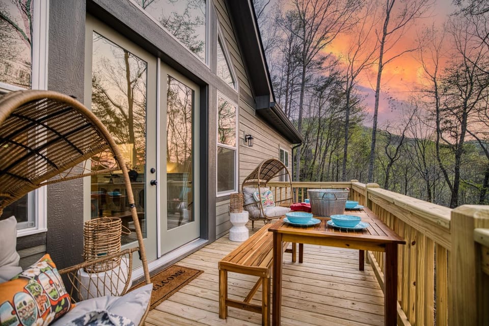 Patio, Balcony/Terrace, Seating area, Dining area, Mountain view
