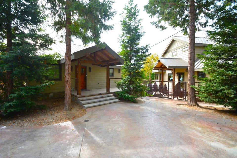 Deer Lodge #2- Lake Front House in Bass Lake