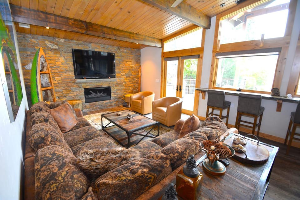 Deer Lodge #2- Lake Front House in Bass Lake