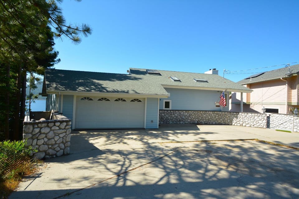 Eagles Nest Lake Front House in Bass Lake