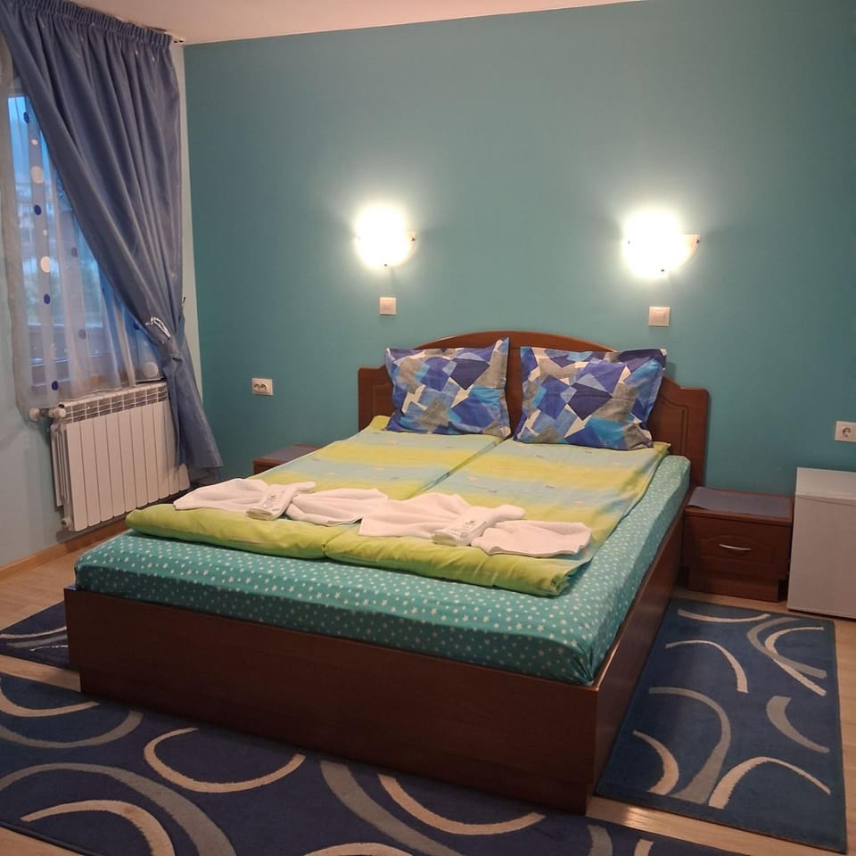 Photo of the whole room, Bedroom, internet