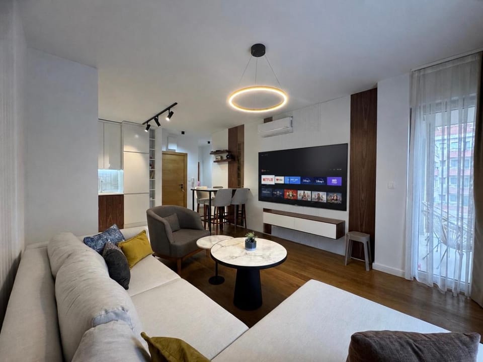 Communal lounge/ TV room, TV and multimedia, Living room, Food and drinks, Seating area, Evening entertainment, Drinks