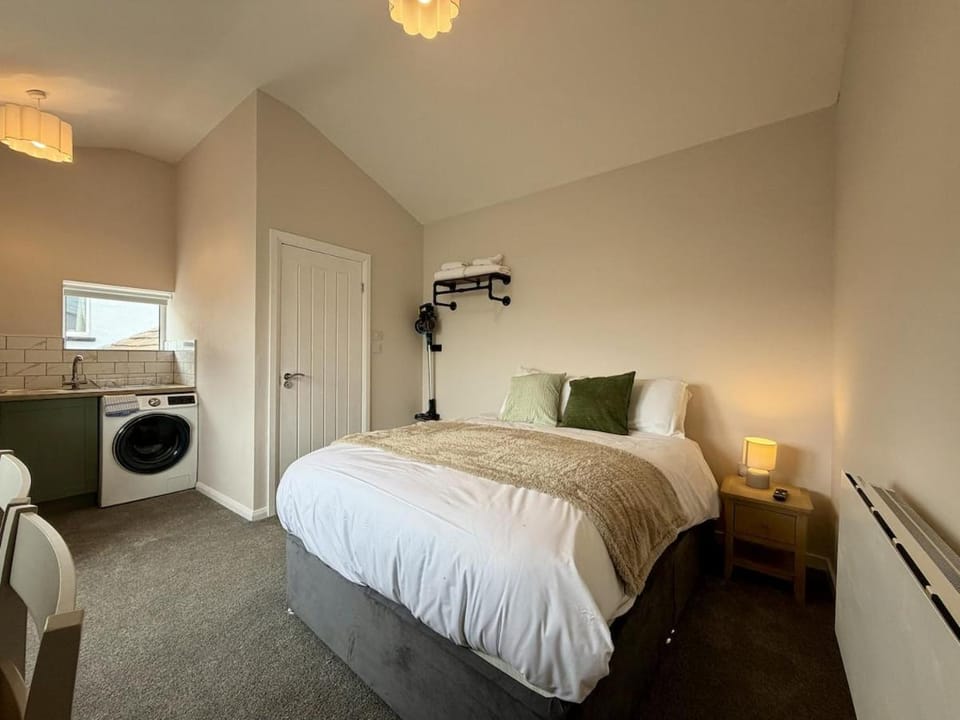 The Den- Cosy Studio Apartment in Merthyr Tydfil