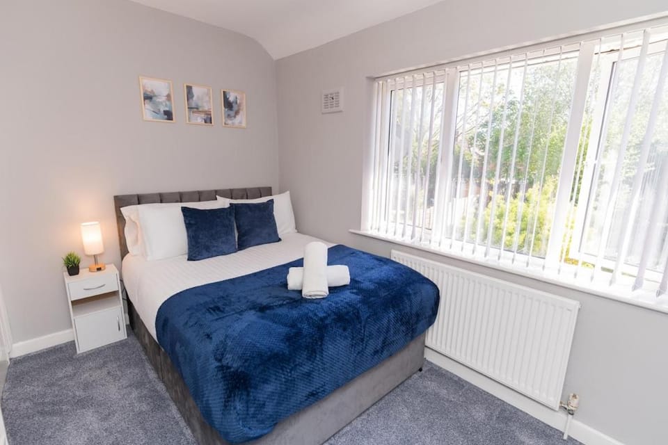 Comfortable 3-Bed Home - Free Parking - M6 Access House in The Royal Town of Sutton Coldfield