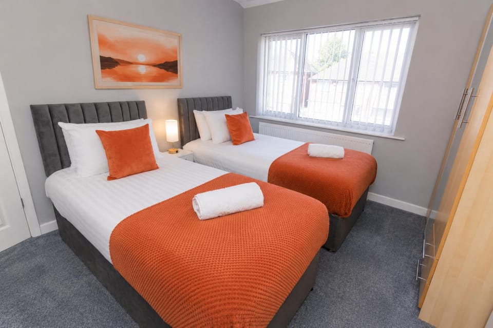 Comfortable 3-Bed Home - Free Parking - M6 Access House in The Royal Town of Sutton Coldfield