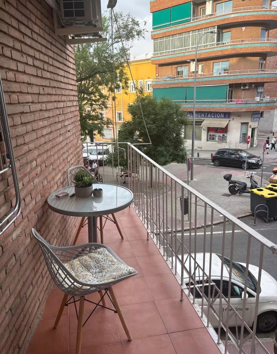 Habitación Puerta del Ángel Línea 6 de Metro Vacation rental in Madrid