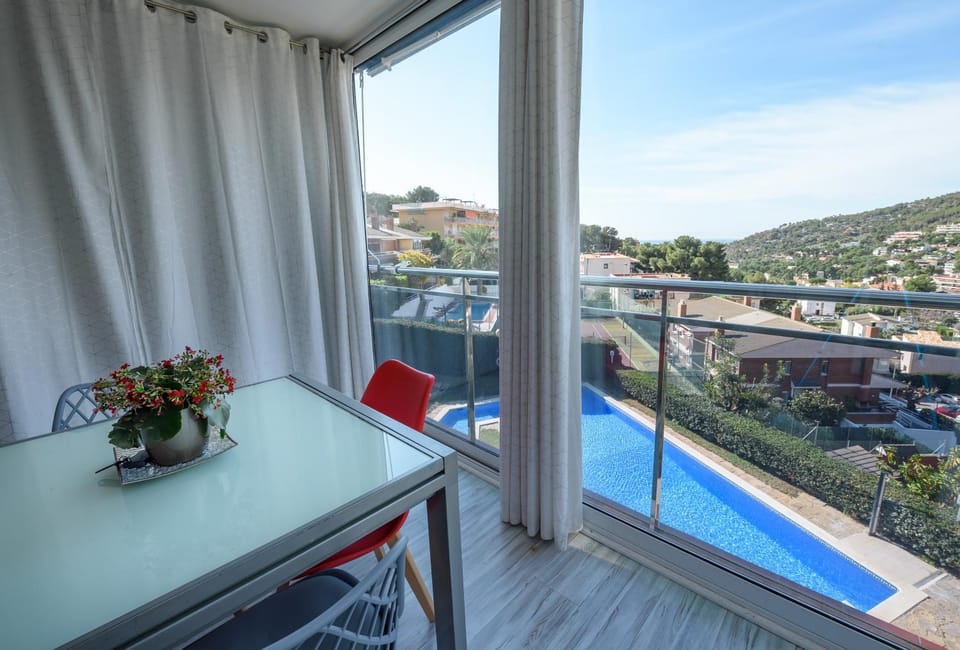 View (from property/room), Dining area, Pool view