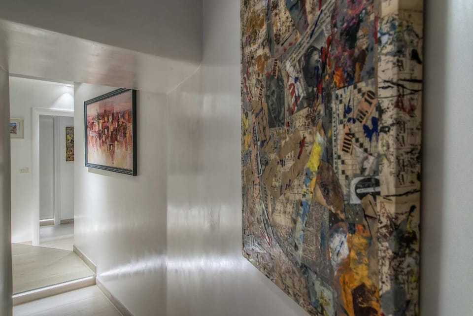 Photo of the whole room, Decorative detail