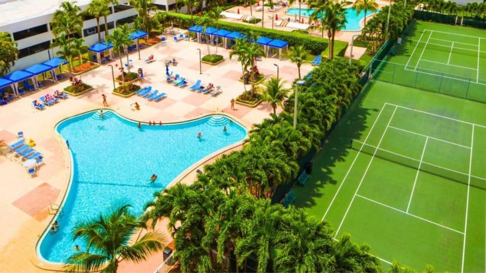 Stunning 1BR Condo wPool & Tennis Court Apartment in Sunny Isles Beach