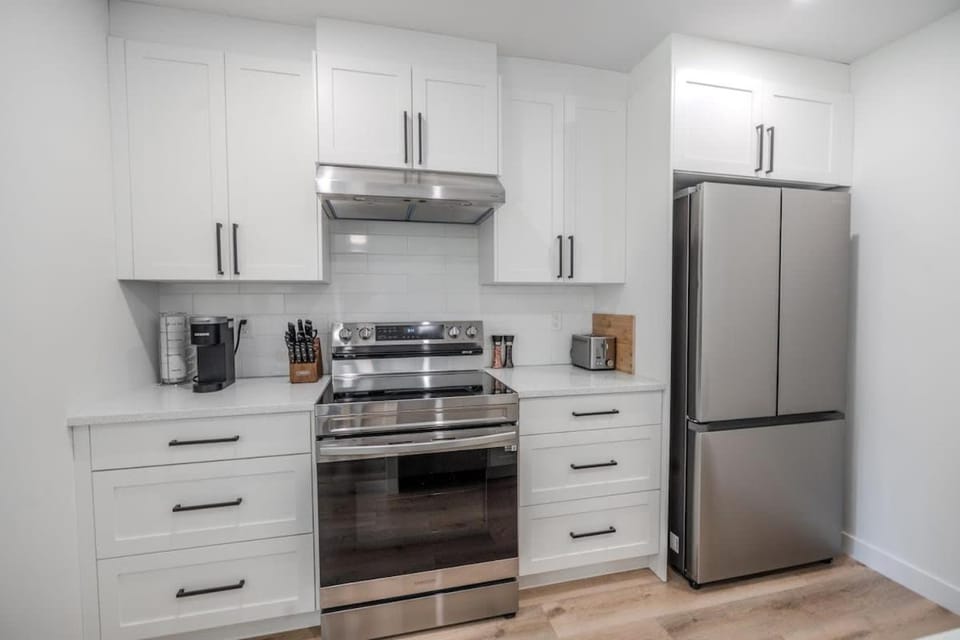 Kitchen or kitchenette, oven
