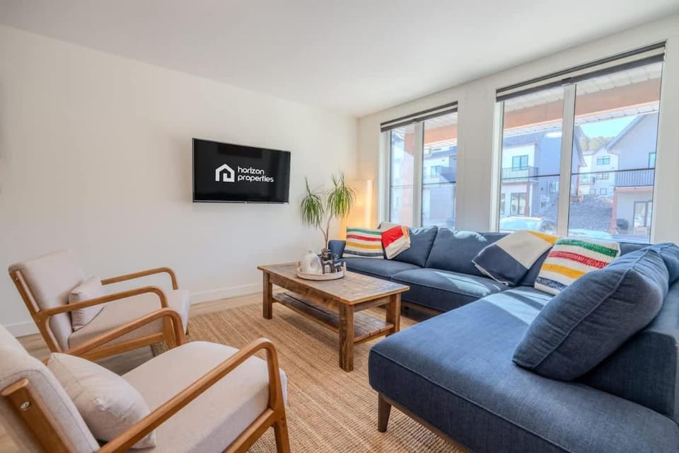 Communal lounge/ TV room, TV and multimedia, Living room, Seating area, Evening entertainment