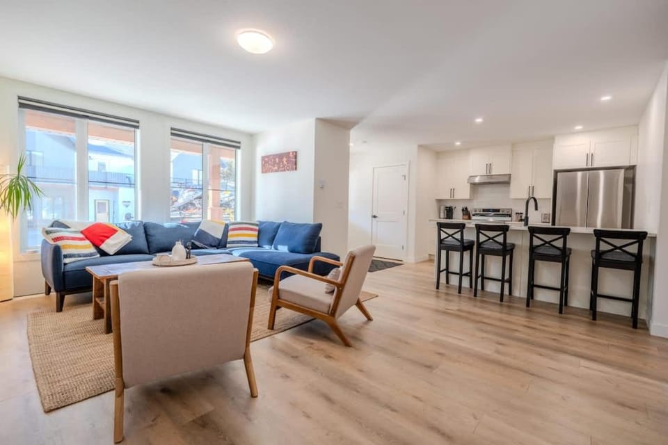 Living room, Seating area, Dining area, pet friendly