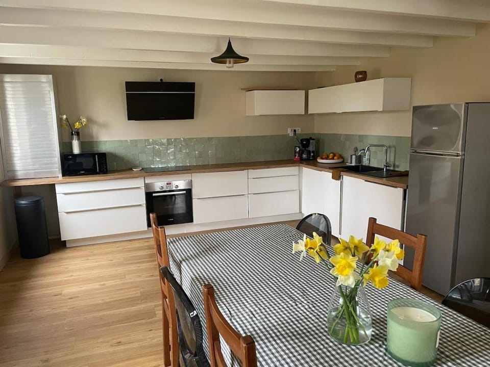 Coffee/tea facilities, Kitchen or kitchenette, Dining area, dishwasher, oven, pet friendly, stove, toaster