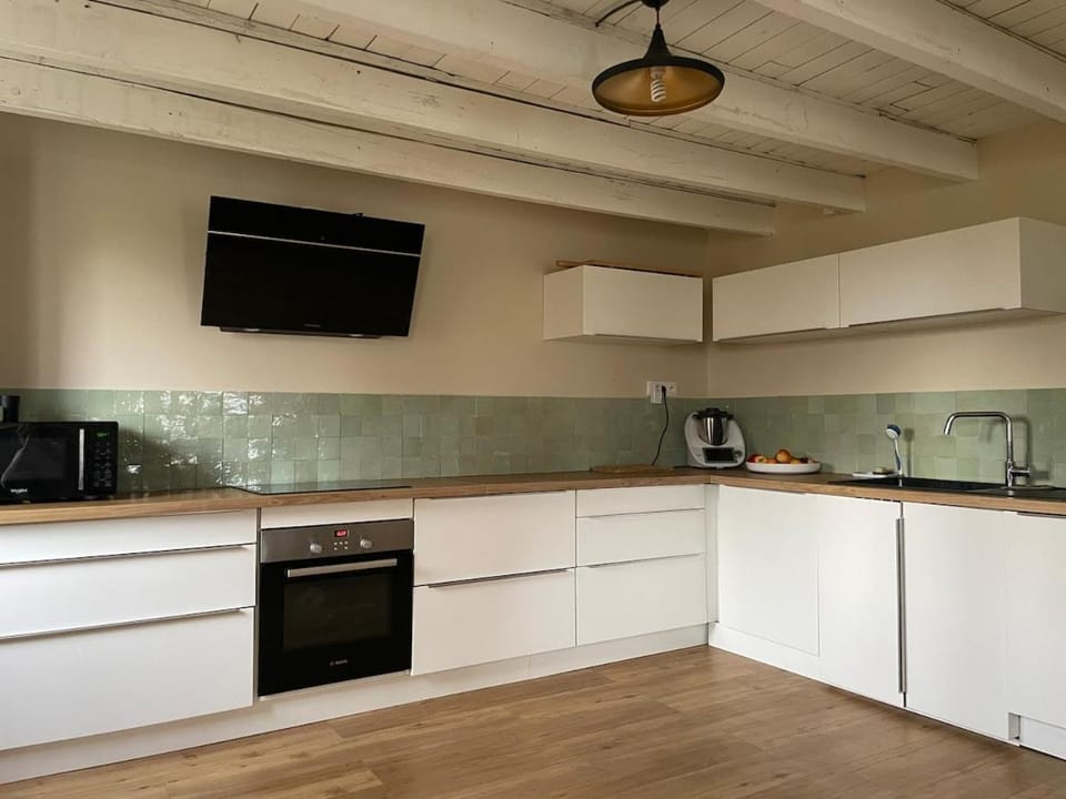 Coffee/tea facilities, Kitchen or kitchenette, dishwasher, oven, pet friendly, stove
