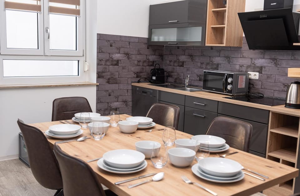 Coffee/tea facilities, Kitchen or kitchenette, Dining area, microwave