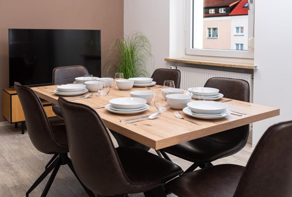 TV and multimedia, Food and drinks, Seating area, Dining area, Food