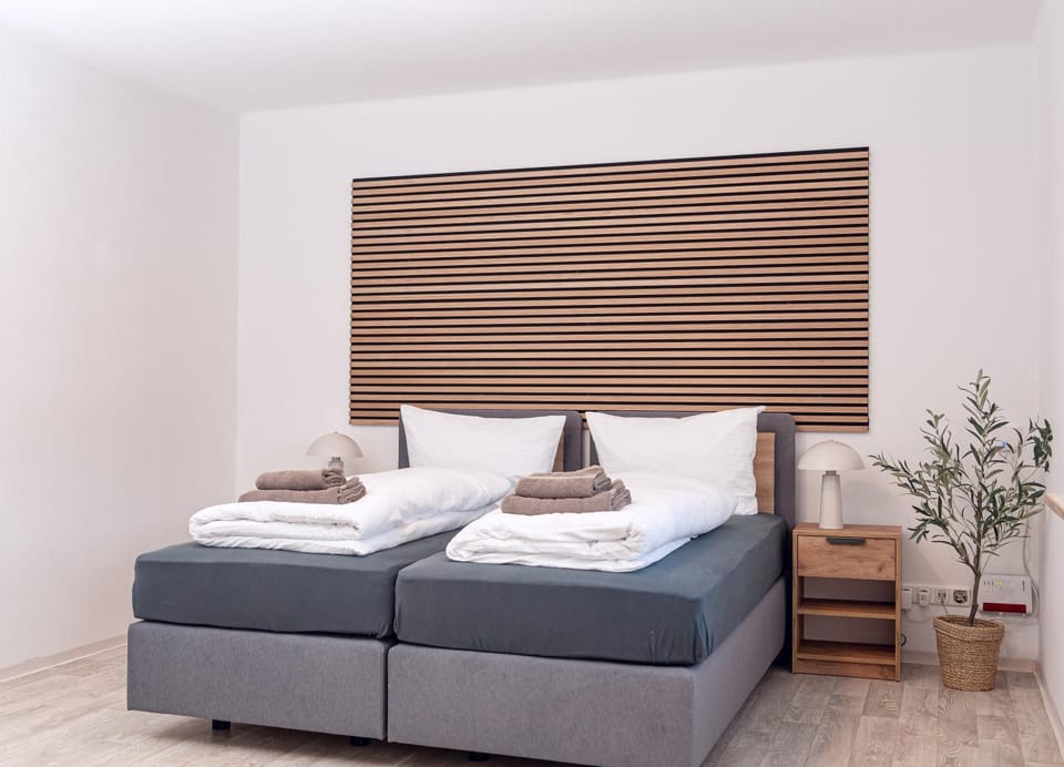 Bed, Bedroom, internet, towels