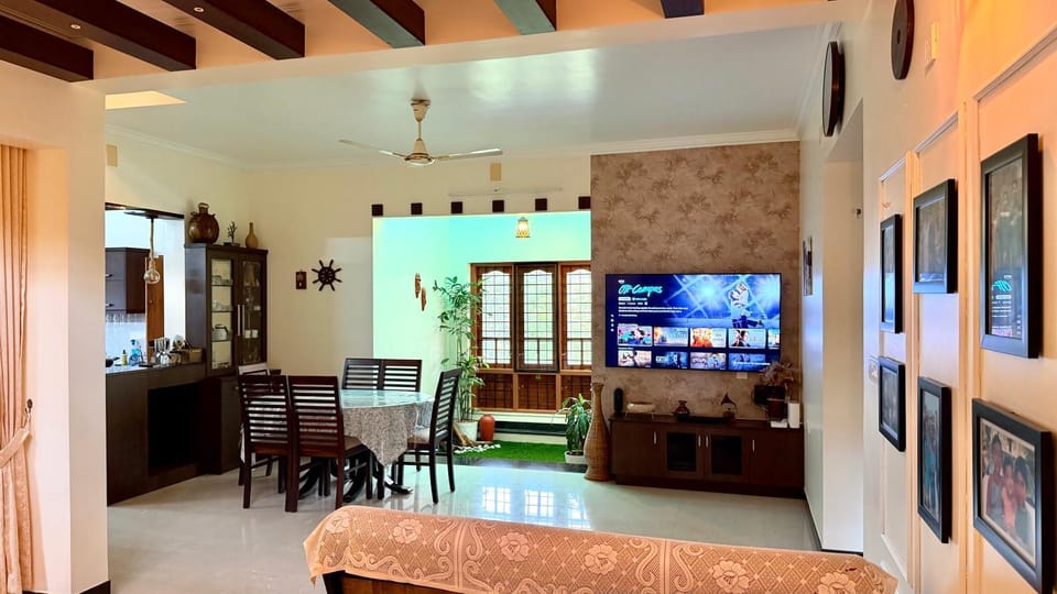 Communal lounge/ TV room, TV and multimedia, Living room, Dining area, Evening entertainment
