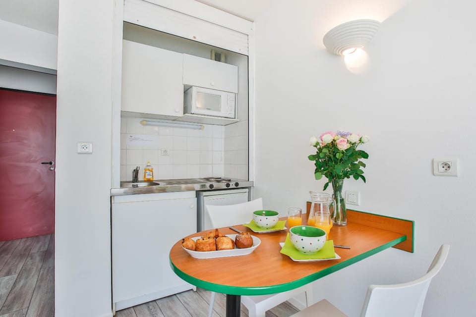 Kitchen or kitchenette, Dining area, stove