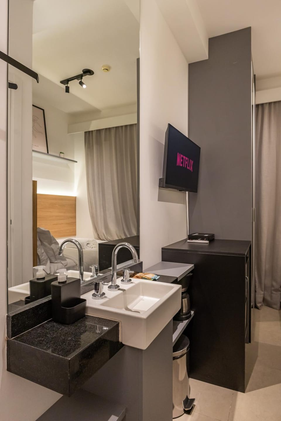 Stay Home Liberdade - Piscina & Academia Apartment in Sao Paulo City