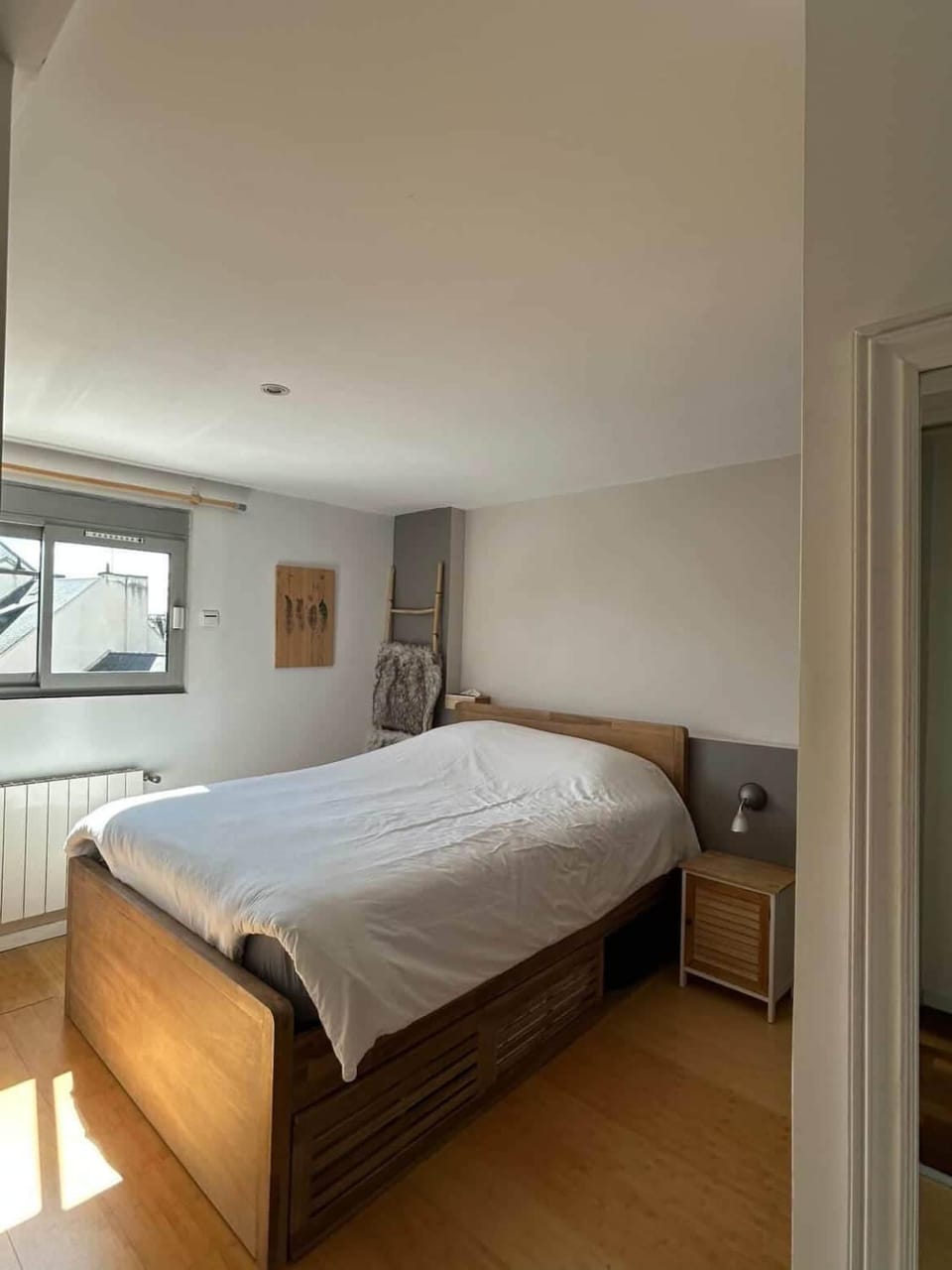 Photo of the whole room, Bedroom