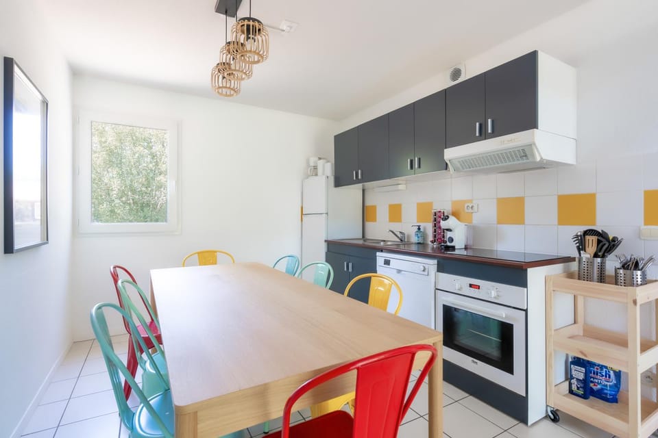 Kitchen or kitchenette, Dining area, dishwasher, oven, pet friendly, stove, toaster