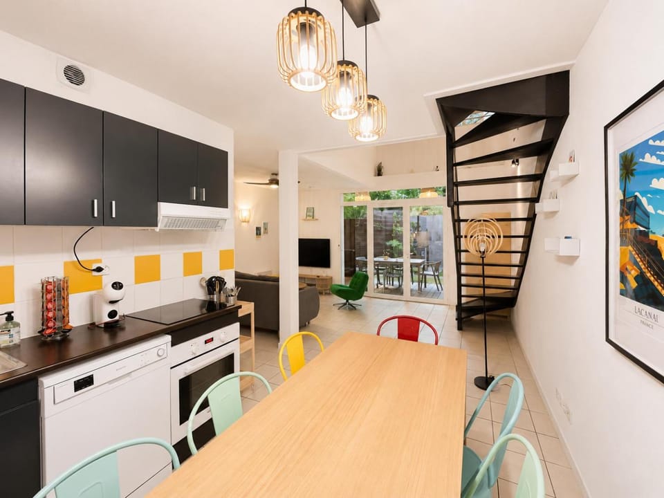 Kitchen or kitchenette, Living room, Seating area, Dining area, dishwasher, oven, pet friendly, stove, toaster