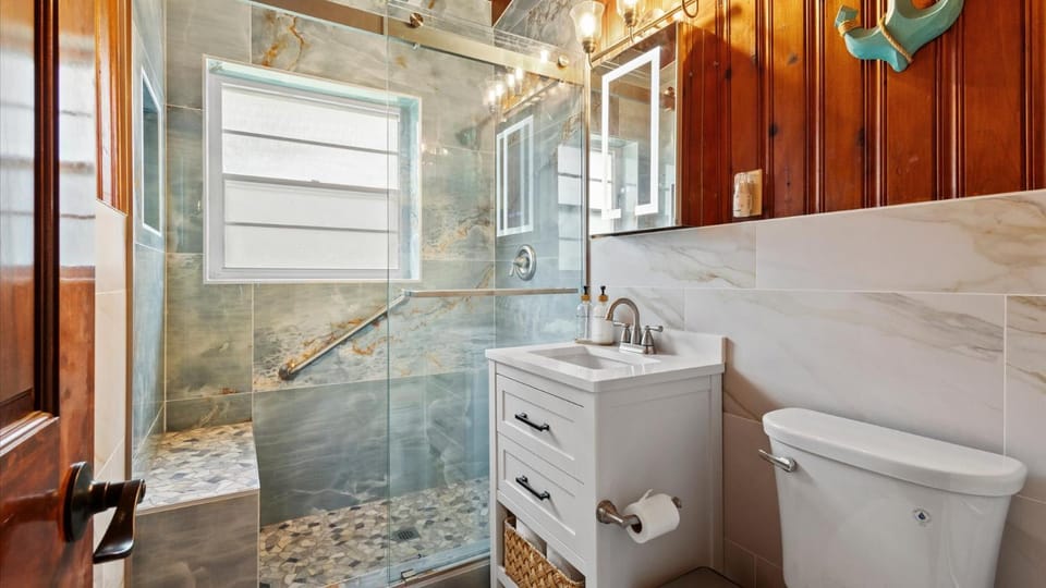 Shower, Toilet, Bathroom, towels