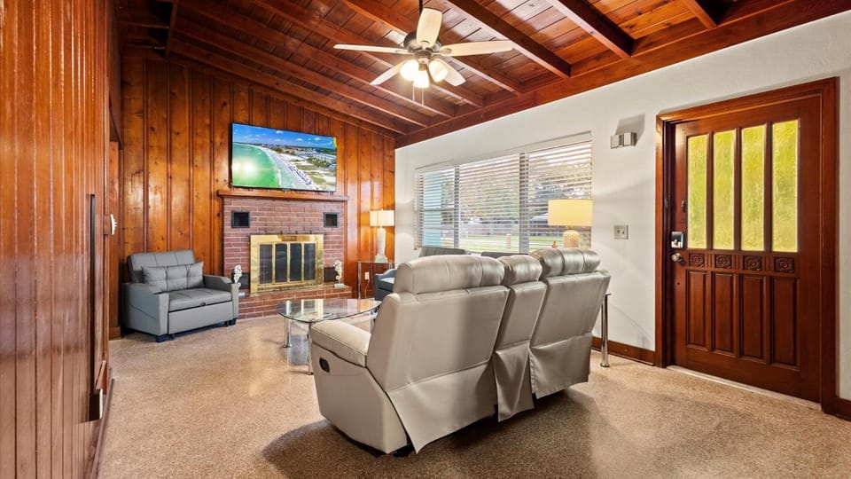 Communal lounge/ TV room, TV and multimedia, Living room, Seating area, Evening entertainment