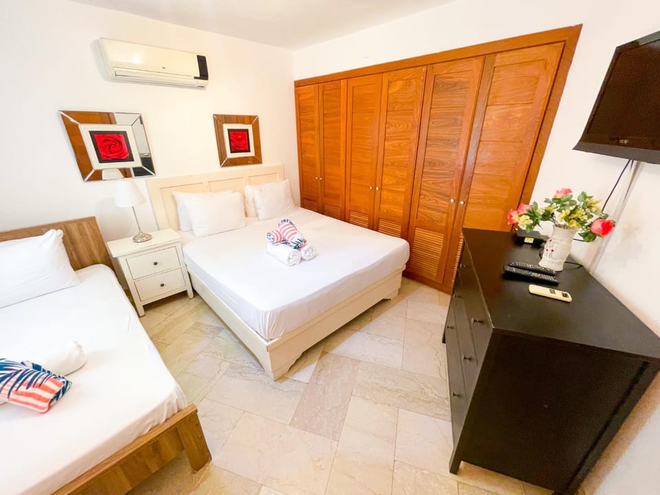 Bed, TV and multimedia, Photo of the whole room, Bedroom, wardrobe, air conditioner
