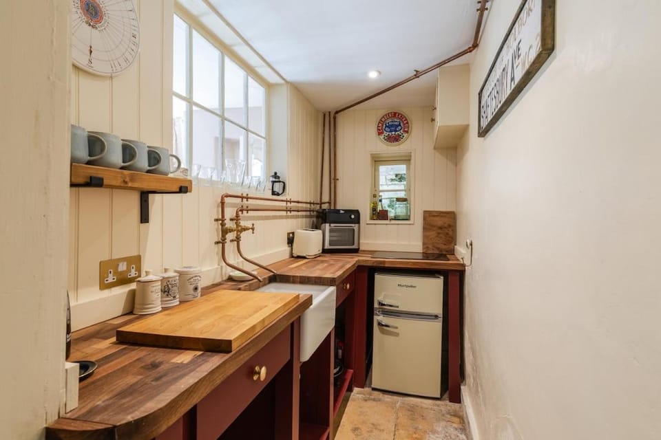 Beaufort West - Charming Bath Getaway with Private Courtyard Apartment in Bath