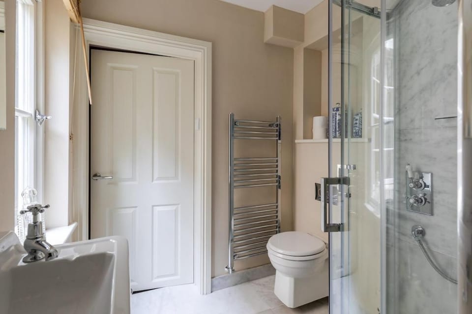 Beaufort West - Charming Bath Getaway with Private Courtyard Apartment in Bath