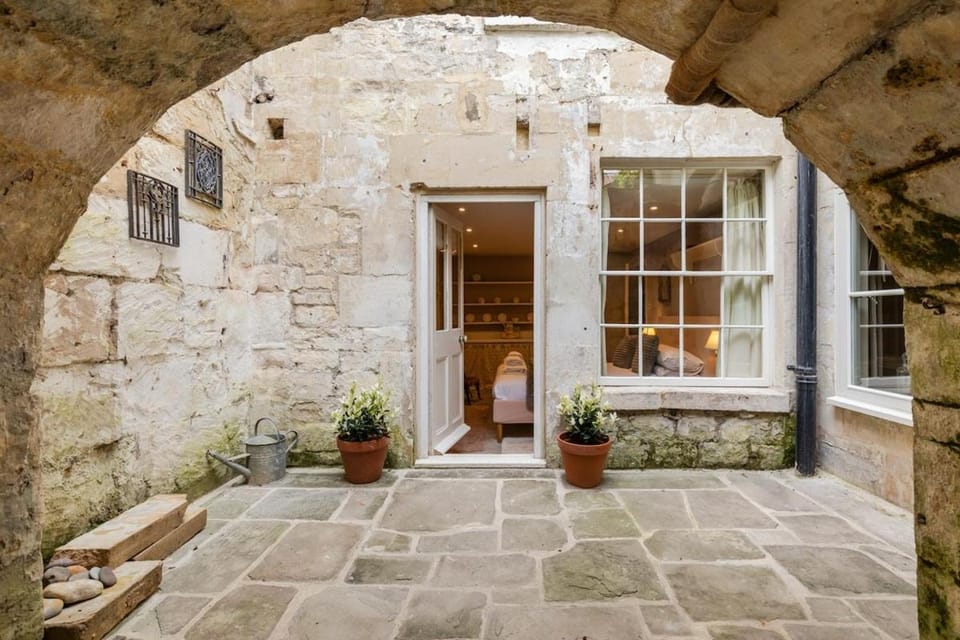 Beaufort West - Charming Bath Getaway with Private Courtyard Apartment in Bath