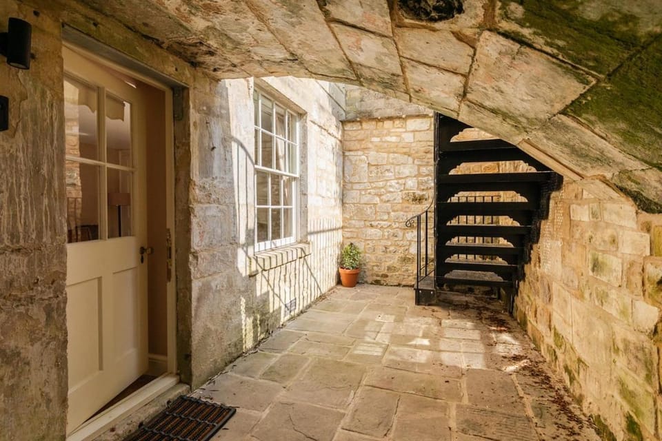 Beaufort West - Charming Bath Getaway with Private Courtyard Apartment in Bath