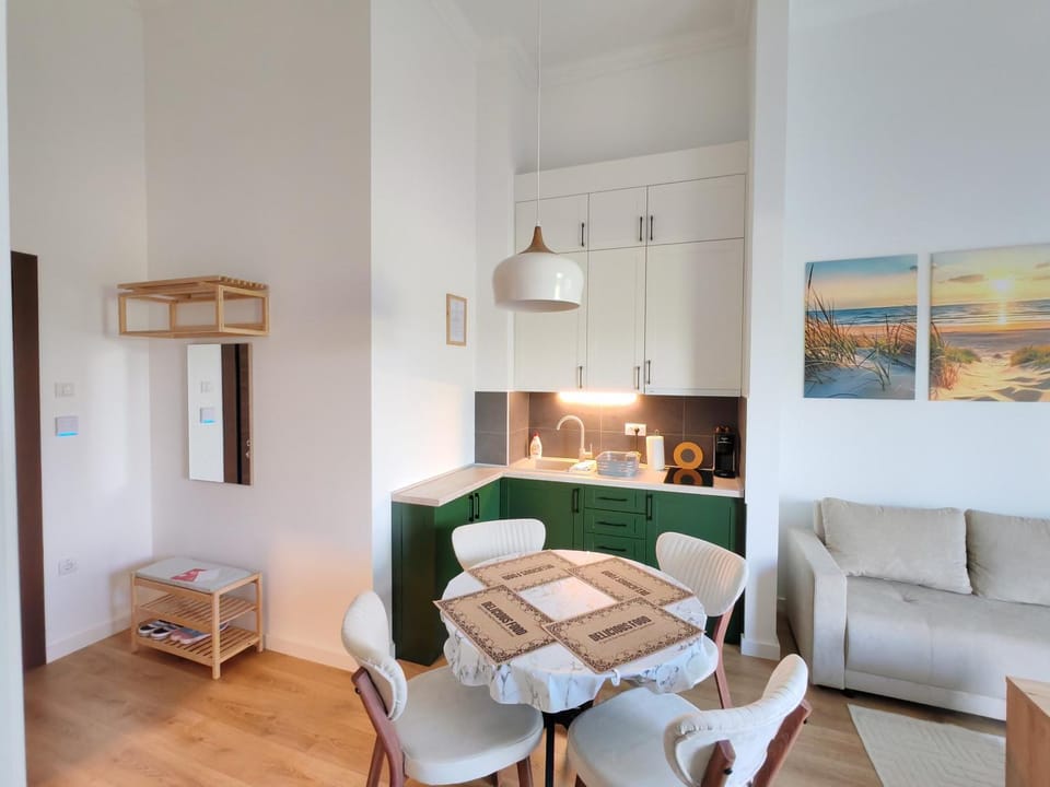 Kitchen or kitchenette, Seating area, Dining area