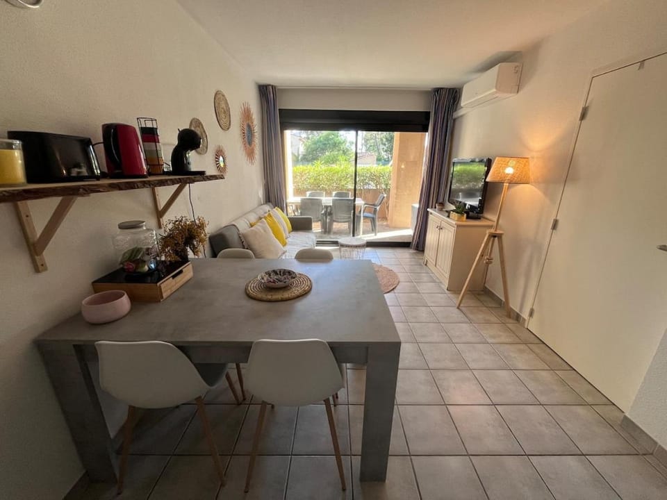 Le Marina 5 & Beach and Pool Apartment in Sanary-sur-Mer